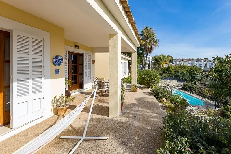 Ubicada en la prestigiosa zona residencial de La Bonanova, esta elegante villa disfruta de agradables vistas al mar y un entorno tranquilo y — photo 2