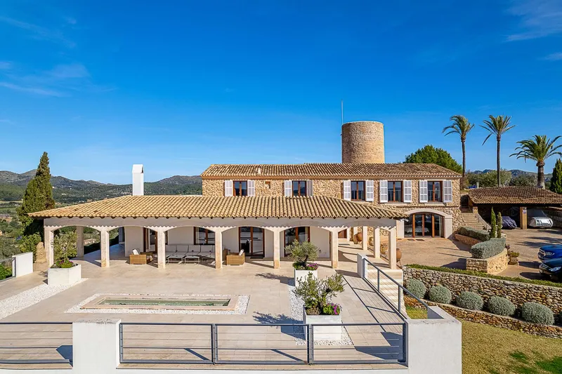 Exclusive estate: luxury villa with panoramic views, vineyard and pool — photo 6