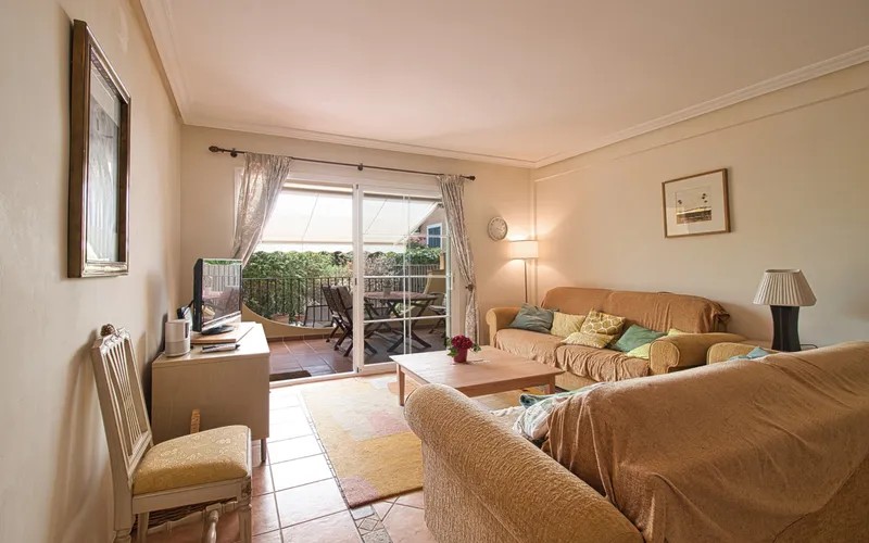 Garden apartment in a popular residential complex with a large pool, within walking distance of the ... — photo 5