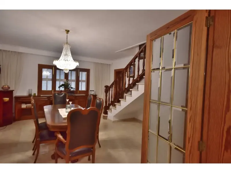 In Son Baulo, very close to the beach, on a plot of about 990 m2 we have a main house of about 250 m2 on two floors offering 3 bedrooms — photo 10