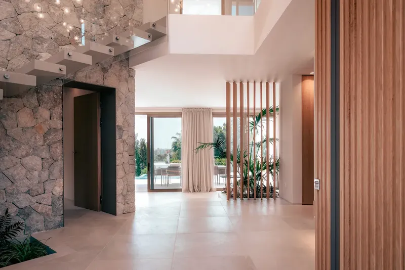 Elegant Villa 4-Bedroom in Bendinat with Sea Views and Pool — photo 2