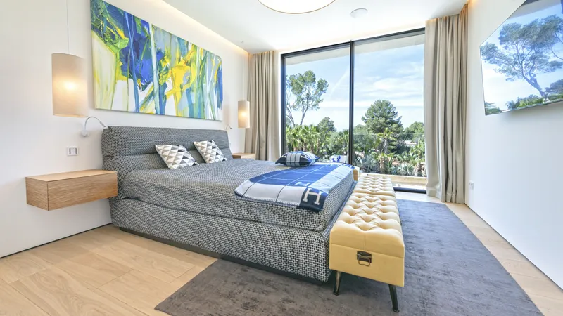 Stunning luxury villa in Santa Ponsa with an impressive design in a quiet location — photo 9