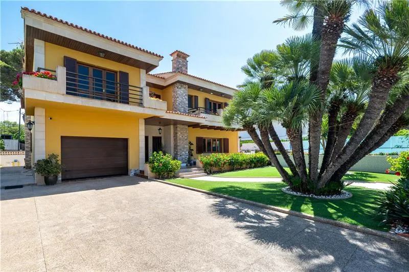 Detached villa with swimming pool on a plot of approx. 859 m² — photo 2