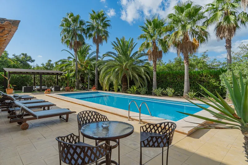 Villa with pool — photo 4