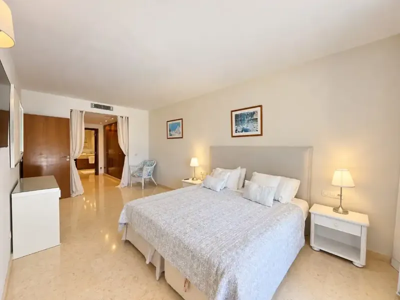 Ubicada en una amplia parcela de aproximadamente 2.000 m², la propiedad está rodeada de cuidados jardines con árboles maduros, una gran vari — photo 8