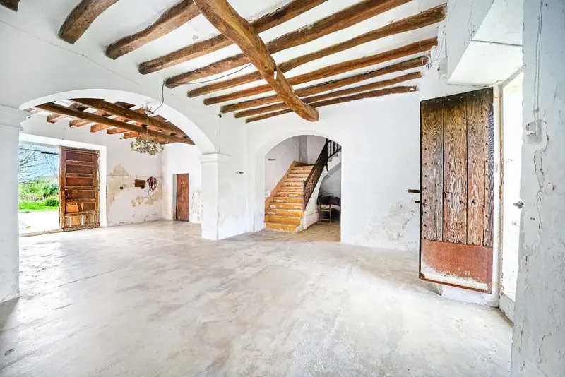 It has a preliminary project for 20 rooms, stables, covered equestrian track, heliport, swimming pool and olive grove! This historic possession — photo 4