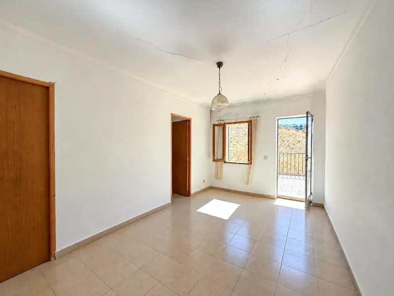 Bienvenidos a esta casa de pueblo en estado original, que ofrece una excelente oportunidad para personalizar su nuevo hogar. — photo 2