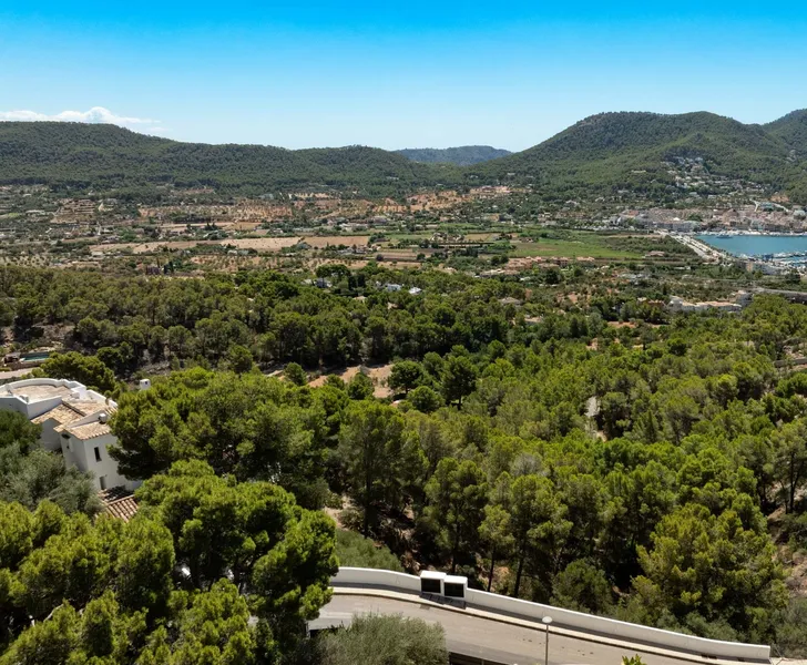 Building plot with panoramic views in sought-after residential area — photo 1