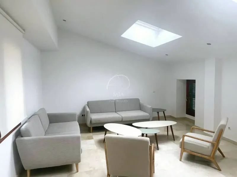 Mía inmobiliaria te presenta este exquisito ático, en alquiler, situado en el centro histórico de Palma, a solo unos pasos de Plaza de Cort. — photo 3