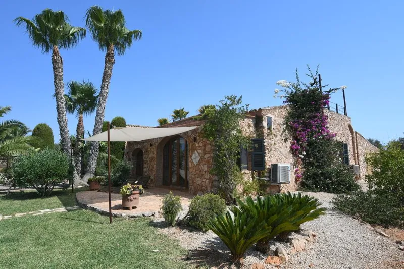 Charming country house with characterful interiors, a beautiful garden and a separate [...] — photo 3