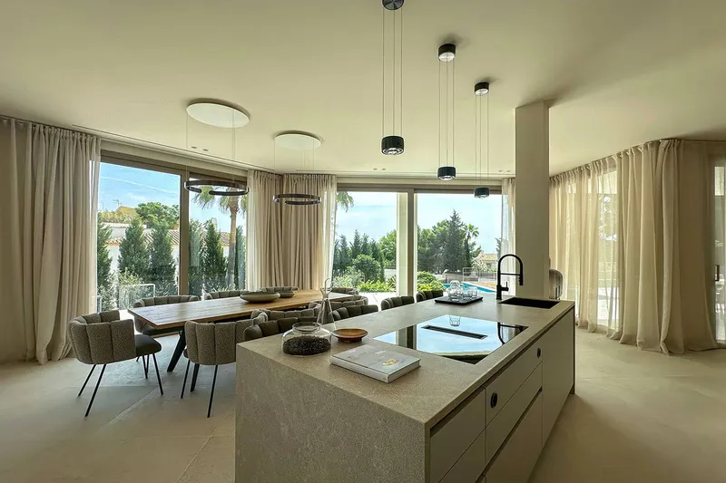 Stylishly renovated villa with wonderful outdoor area in prime location — photo 4