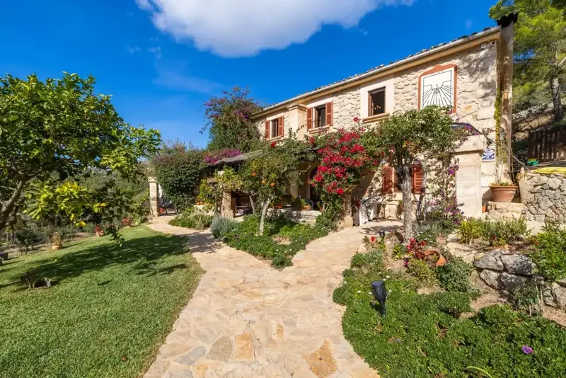 Experience the Mediterranean paradise in this rustic finca in S'Arraco. The property is situated on a cultivated plot of almost 8,000 m² and — photo 3