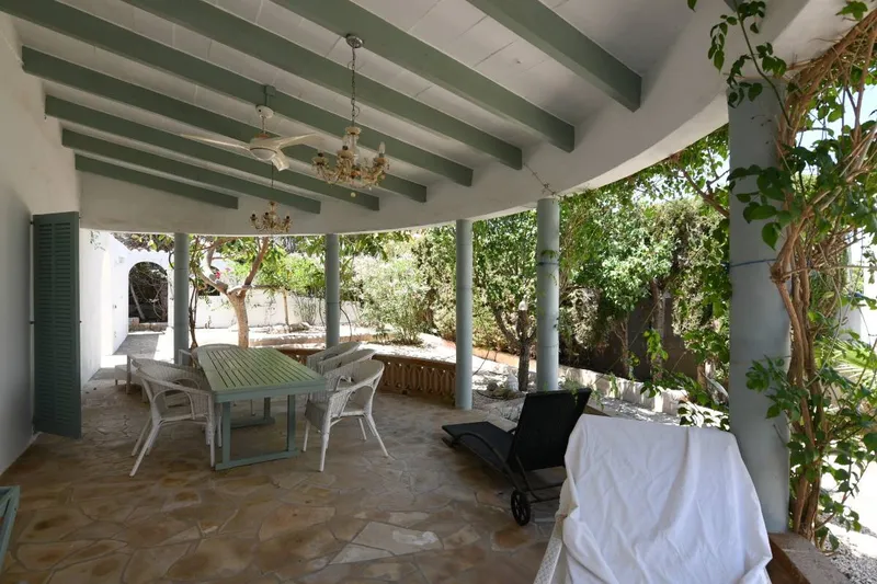Spacious villa with great potential on a quiet street in Cala Llombards — photo 4