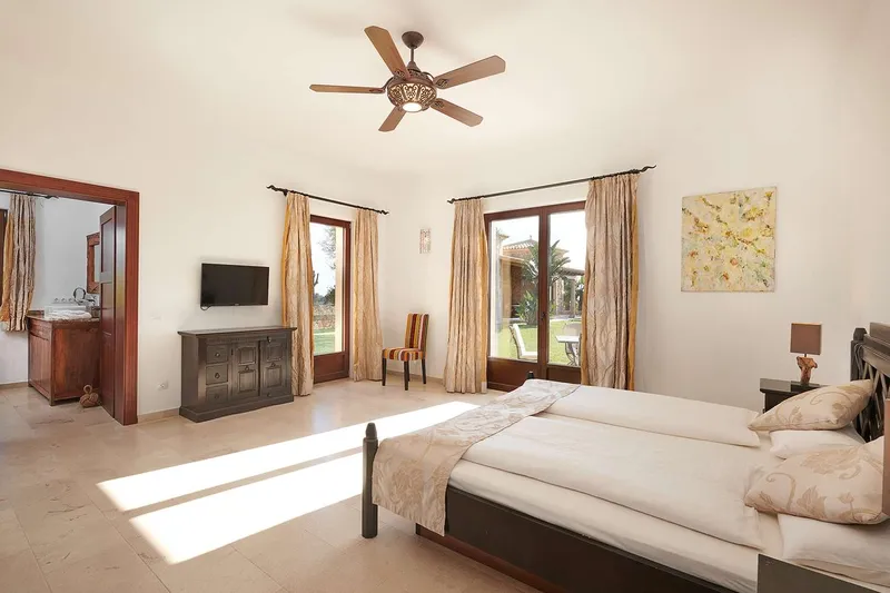 Mediterranean retreat with ETV license, guest house and spectacular sea views — photo 11