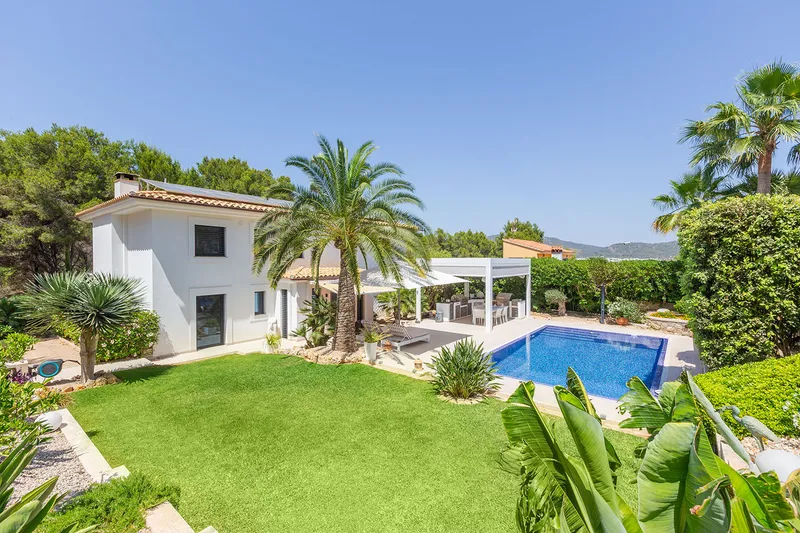 Exclusive villa with the highest living comfort and Mediterranean flair — photo 1