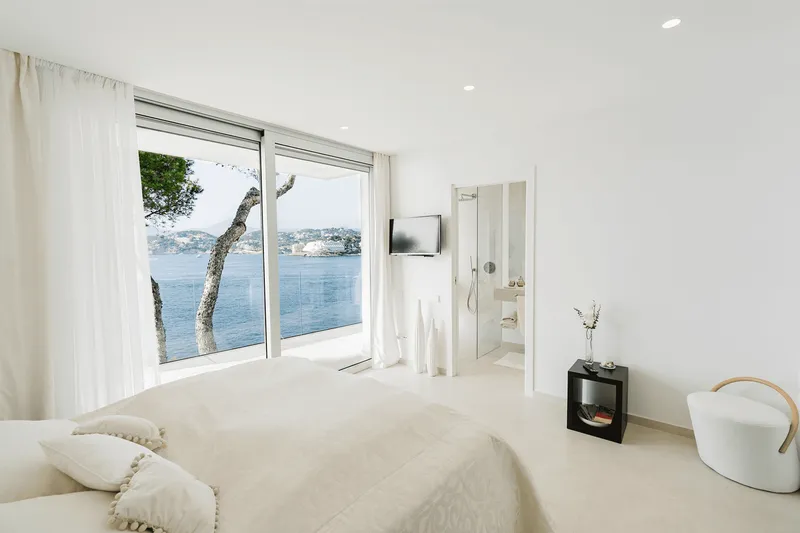 Renovated villa with pool on the front line in Santa Ponsa — photo 10