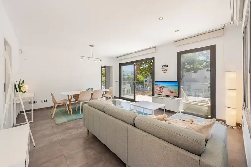 Bright and cozy top-floor apartment ideally located just one block from the stunning beach of Puerto de Alcúdia — photo 3