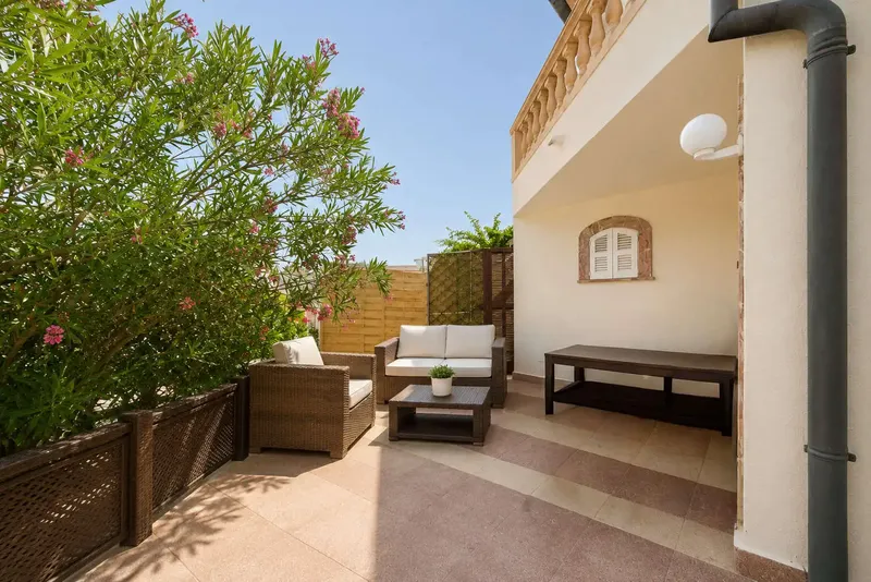 This well-maintained single-family home, located in a quiet area of Cala Ratjada, stands out for its living space of about 226 m² on a — photo 9