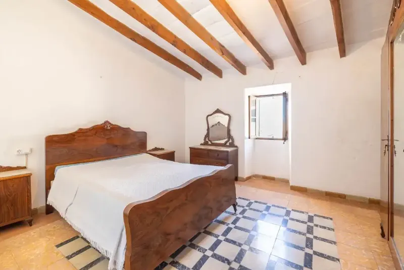Traditional townhouse with authentic character for sale in the heart of the old town of Pollensa, a short distance from — photo 5