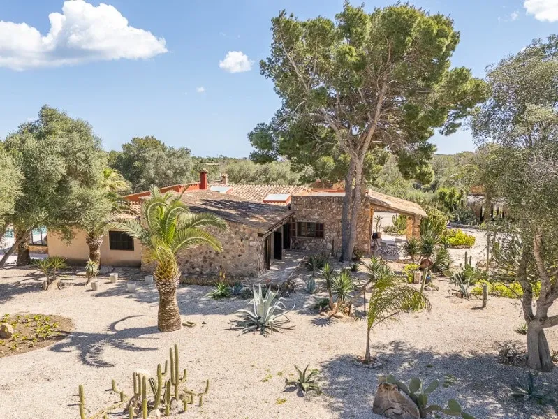 Artistic country house with sculpture garden and guest apartments near Santanyí — photo 1