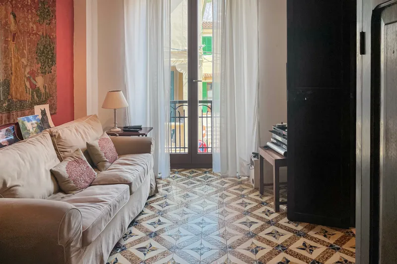 Spacious townhouse with lovingly preserved vintage elements, large terrace with castle and distant views — photo 12