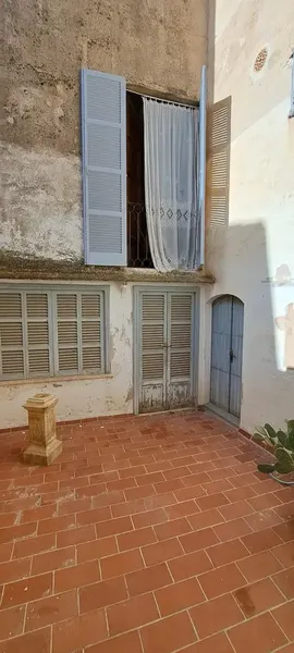 Beautiful and spacious village house in Arta, in need of renovation, privileged and central area, plot 133 m2. The house has 330 — photo 7
