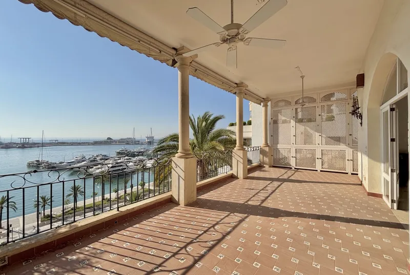 Señorial Villa in the Bay of Palma · A Unique Property — photo 1