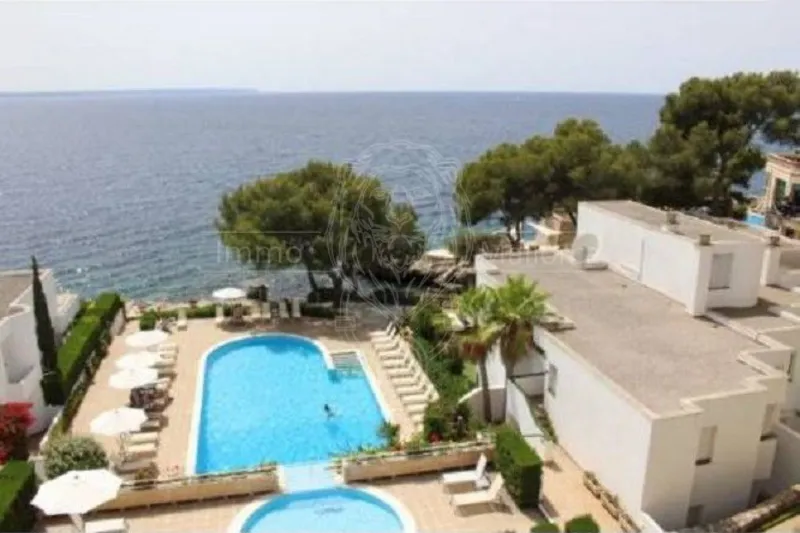 Luxurious waterfront apartment — photo 1