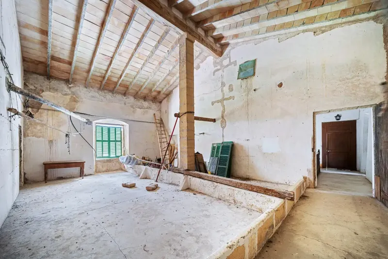 It has a preliminary project for 20 rooms, stables, covered equestrian track, heliport, swimming pool and olive grove! This historic possession — photo 7