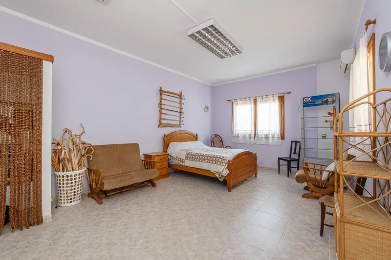 This unique village house is located in one of the most privileged locations of Biniamar, in the heart of the town and presiding — photo 4