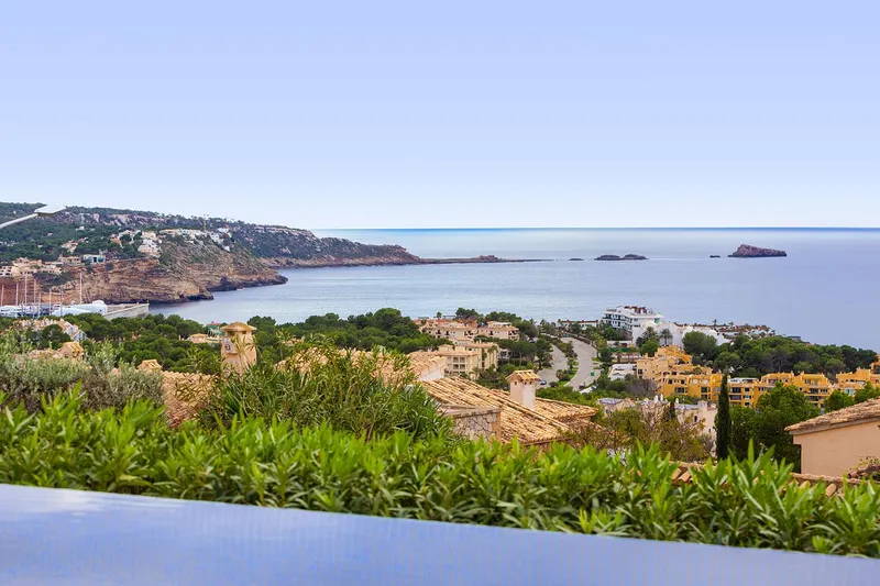 Luxury villa in an elevated hillside location with dream views — photo 2