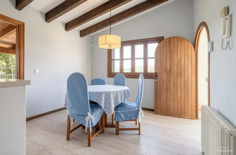Esta casa de campo tradicional de estilo mallorquín combina un encanto auténtico, amplios espacios y una ubicación tranquila en Establiments — photo 6