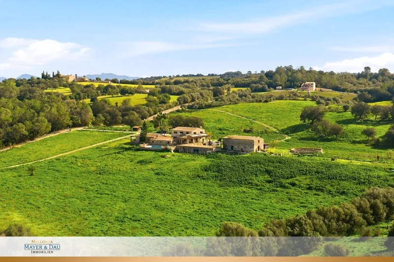 Exceptional Rustic Estate: Two Chalets and Four Dwellings - ETV - Llubí — photo 3