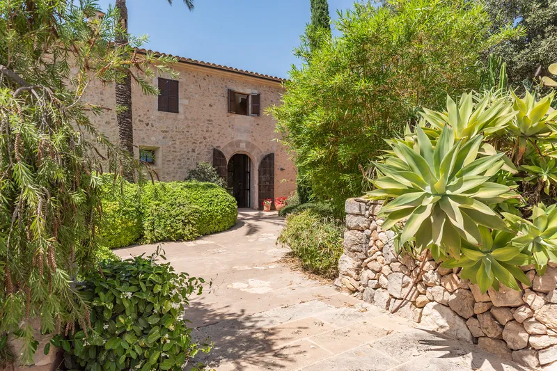 Unique natural stone finca in Porreres with fantastic panoramic views — photo 1