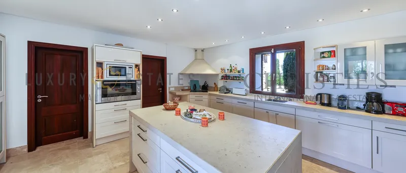 Unique finca-style villa in Porto Cristo on the beachfront set on a 50,000 m² lot — photo 10