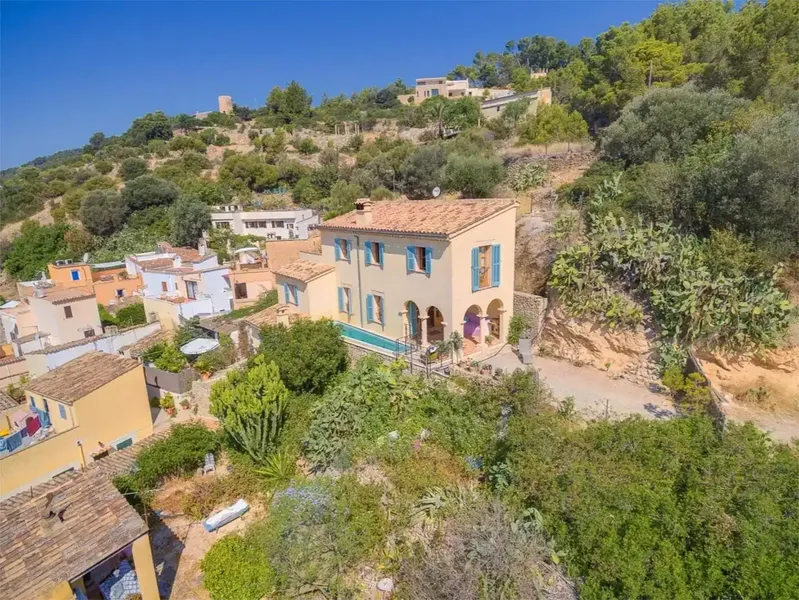 ¡Bienvenido a esta encantadora casa de pueblo en Andratx, Mallorca! Esta propiedad única, construida en 2007, ofrece una combinación perfect — photo 1