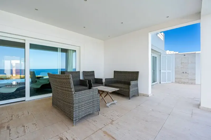 This singular frontline villa in Cala d'Or offers extraordinary privacy, magnificent outdoor spaces and uninter — photo 7