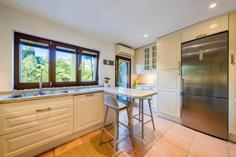 Charming villa with garden and pool in a sought-after location — photo 10