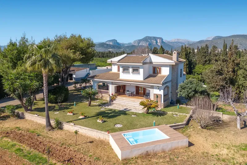 This exceptionally prestigious estate combines the charm of a Mediterranean country house with elegant, timeless furniture and a well-maintained condition — photo 7