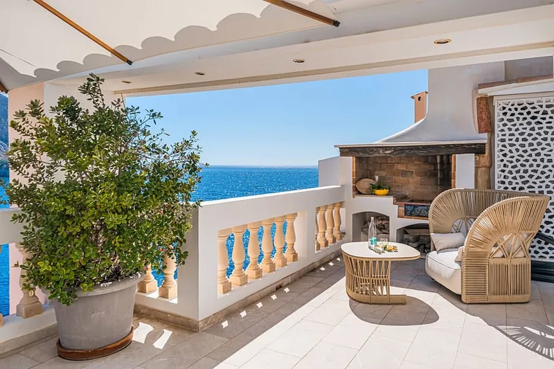 Modern apartment right above the sea — photo 3