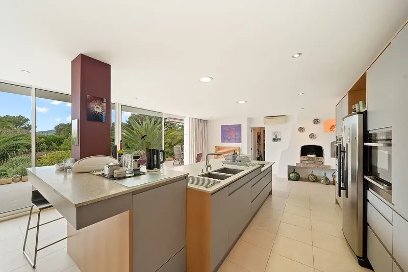 Spacious villa in Costa de los Pinos located in an exclusive residential area on the second line to the sea. On a plot of 2,220 m2 — photo 6