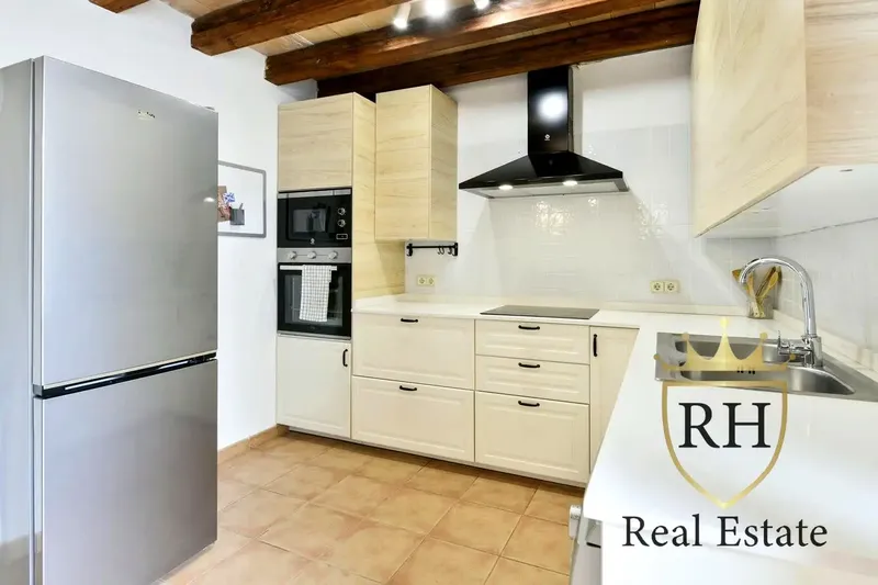 This property, dating from 1900, located 200 m from the Town Hall square, stands out for its Majorcan character, corner location and its excellent — photo 11