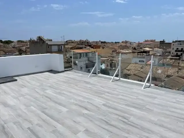 Discover your new home in this charming penthouse with a spectacular 22 m² terrace! Located on a wide and quiet street in Porto Cristo — photo 1