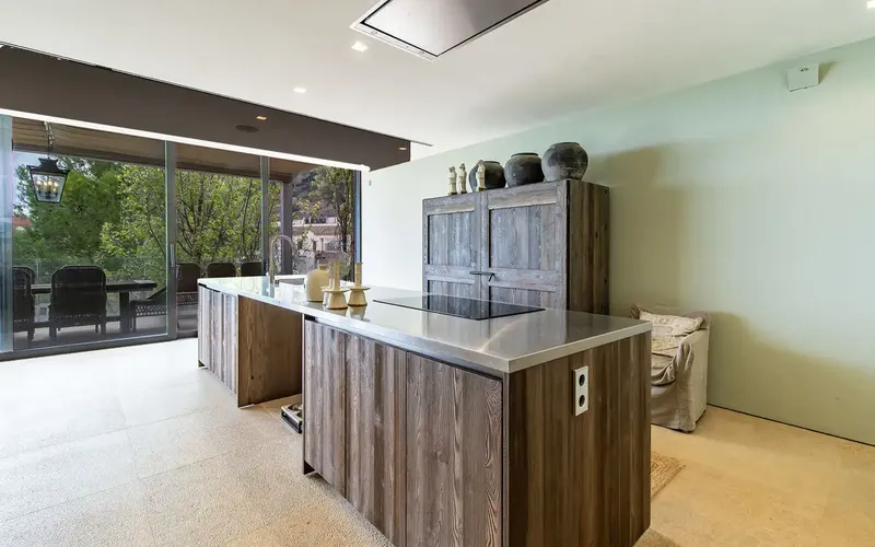 This elegant villa in Genova is located in a coveted area of Palma, a short drive from the city center, and impresses with — photo 11
