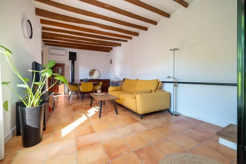 PINA – CALLE SINEU. Se vende acogedora casa de pueblo de dos plantas, situada en un entorno tranquilo y rodeado del carácter propio del inte — photo 5