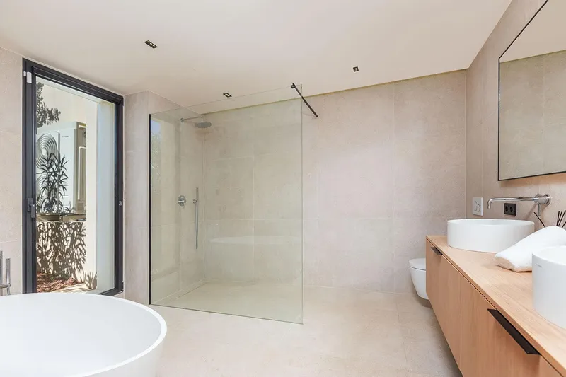 High-quality villa in a quiet location above the bay — photo 12