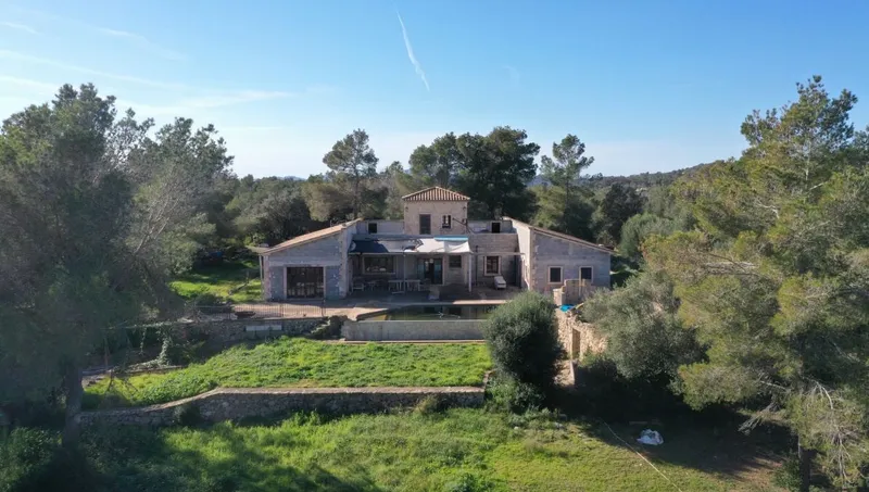 Country house in advanced stages of construction located on a hilltop on the outskirts of [...] — photo 1