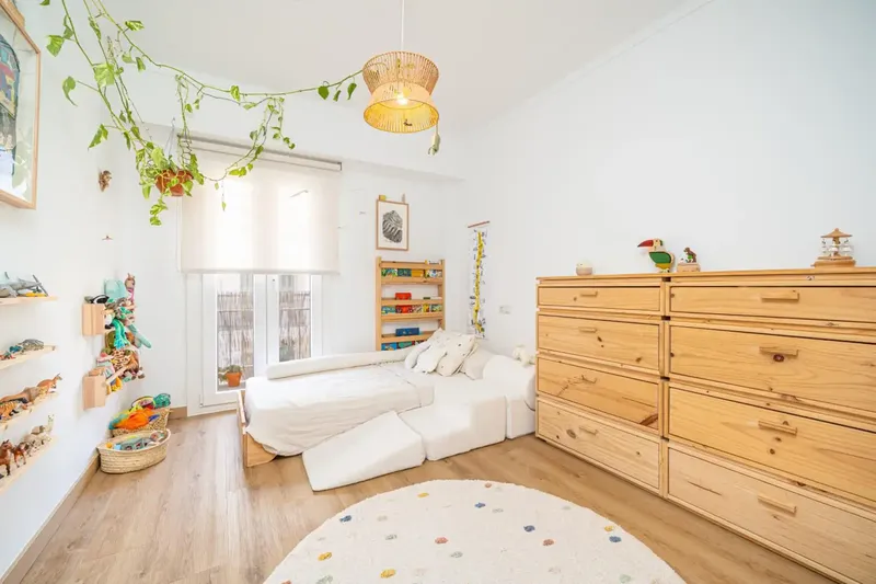 Imagine waking up every morning with the sea breeze and being able to reach the beach in just seconds. This magnificent renovated apartment, located — photo 12