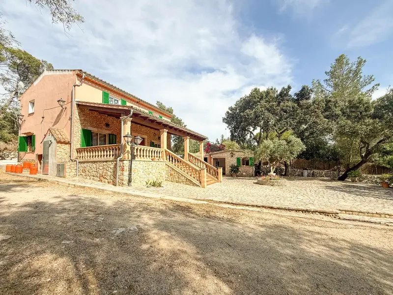 Discover this charming rustic estate offering the perfect combination of comfort and functionality. — photo 1