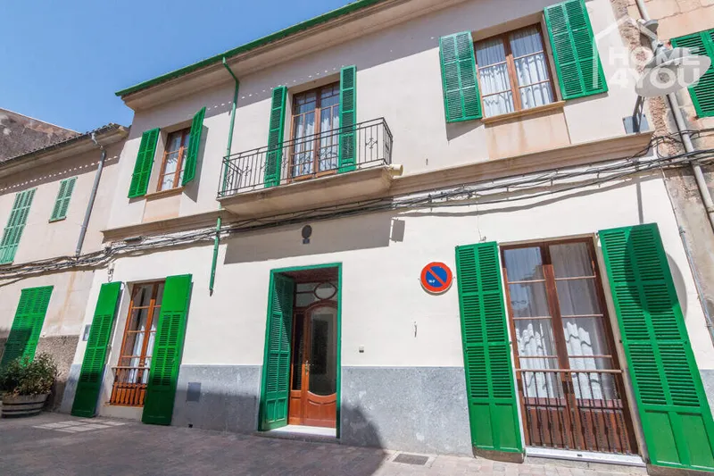 190m² manor house with 6 bedrooms, 2 bathrooms and terrace for sale — photo 1